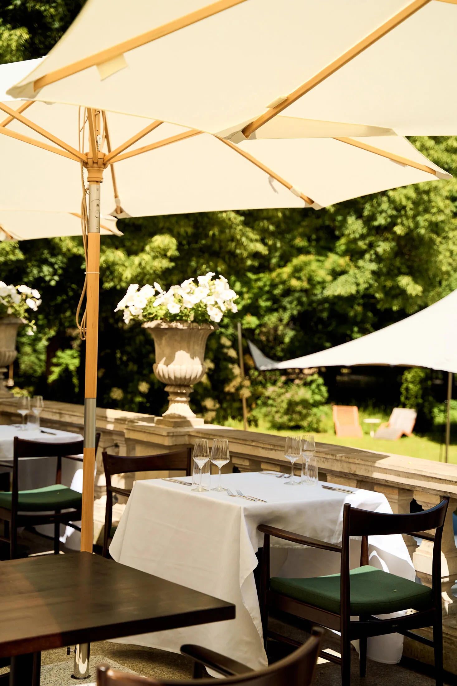 Wnętrze ogrodu restauracji ÉTÉ przy Pałacu na Foksal